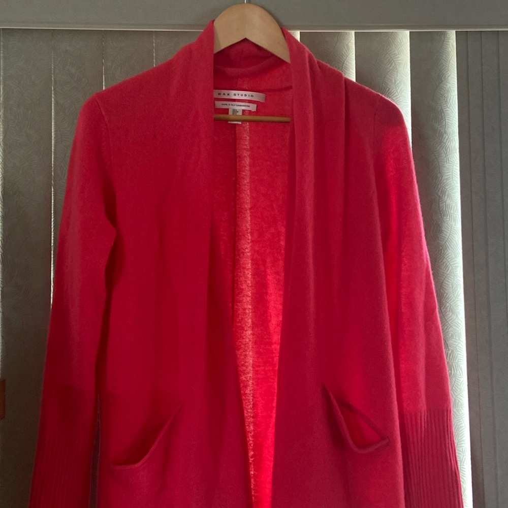 Cashmere sweater small hole that can be fixed.